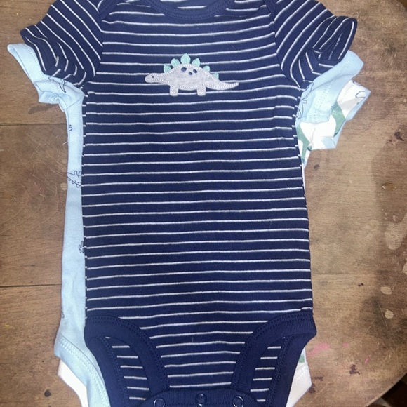 Carters onesies 3pack - Picture 2 of 4